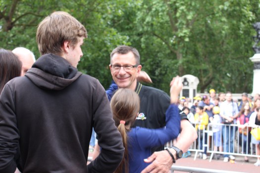 Paul Sherwen with kids in London after stage.